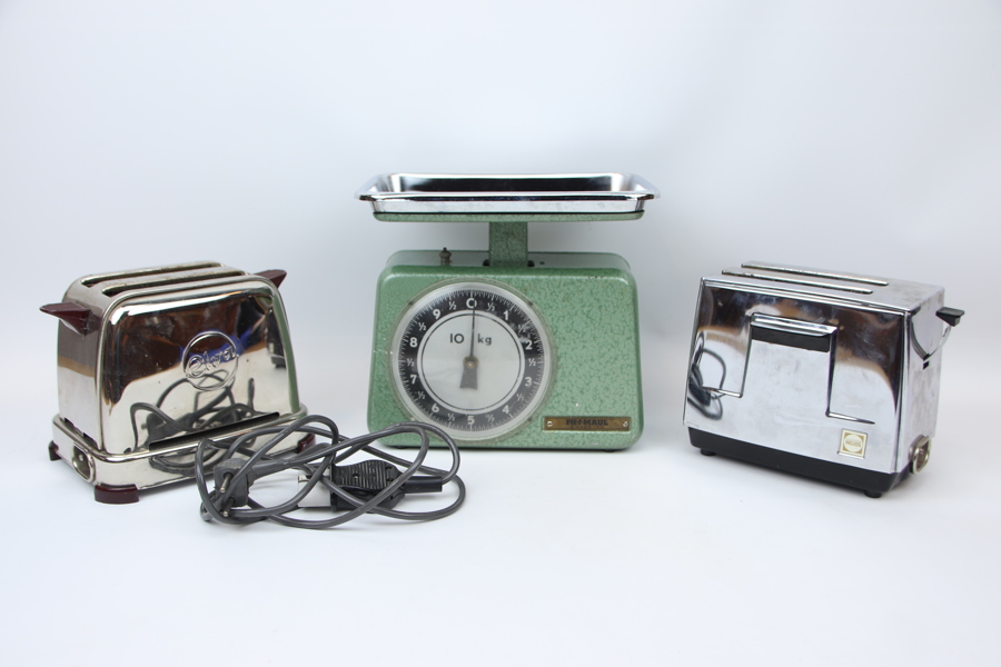 Brödrostar och våg, 3 delar, metall, bl.a Elektro Helios.