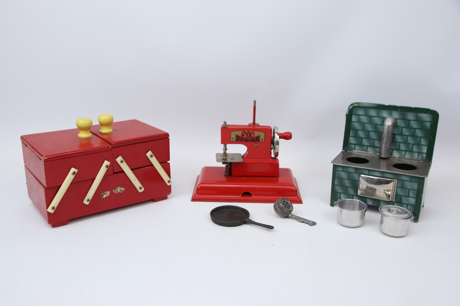 Barnsymaskin m.m, ett parti, metall/trä.