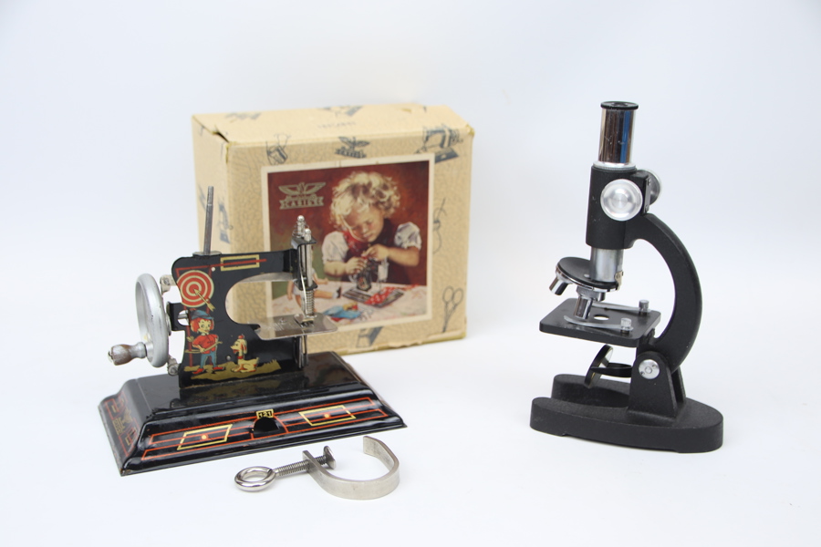 Barnsymaskin och -mikroskop, metall, bl.a Casige.