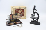 Barnsymaskin och -mikroskop, metall, bl.a Casige.