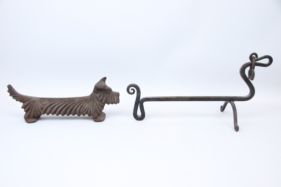 Eldhundar, 2 st, gjutjärn/smide.