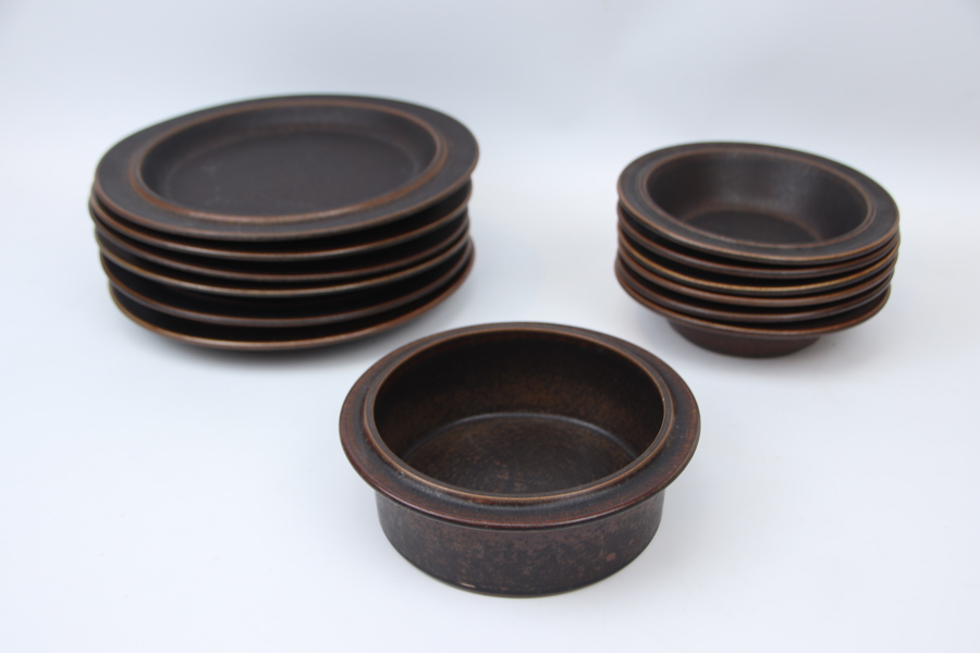 Tallrikar, djupa tallrikar och skål, 13 delar, stengods, Ruska, Arabia.