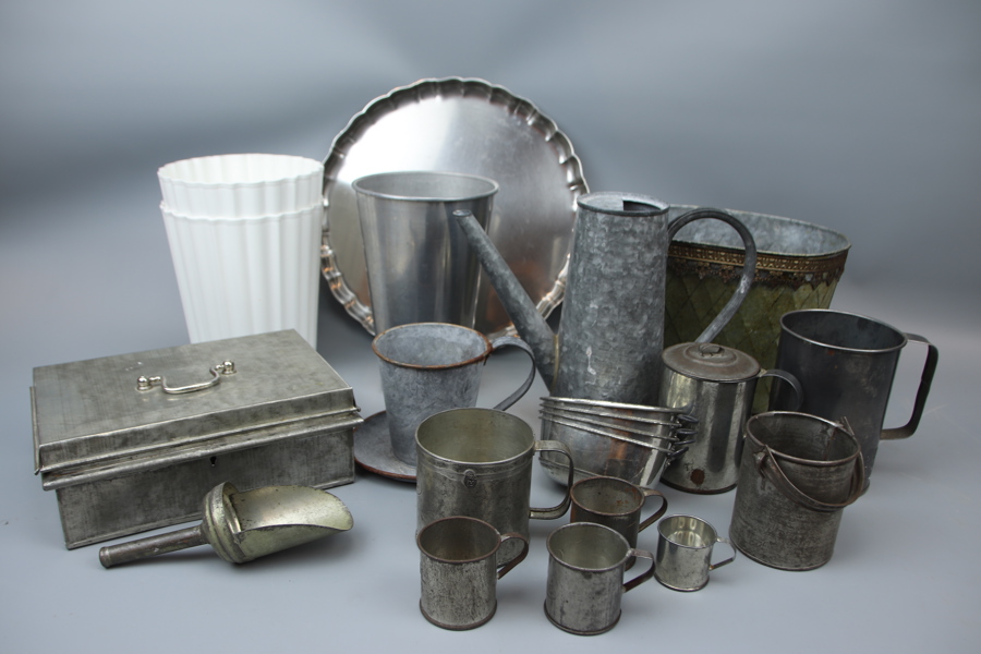 Vaser, bricka m.m, ett parti, metall.