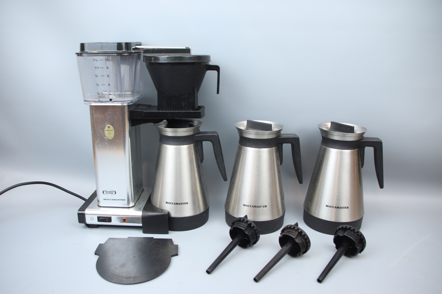 Moccamaster, kaffebryggare samt 3 termoskannor.