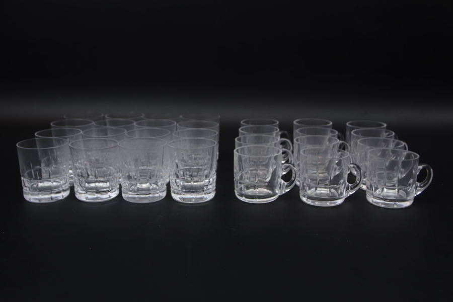 Vicke Lindstrand, whiskyglas och punschmuggar, 16+12 st, glas, "City", Kosta.