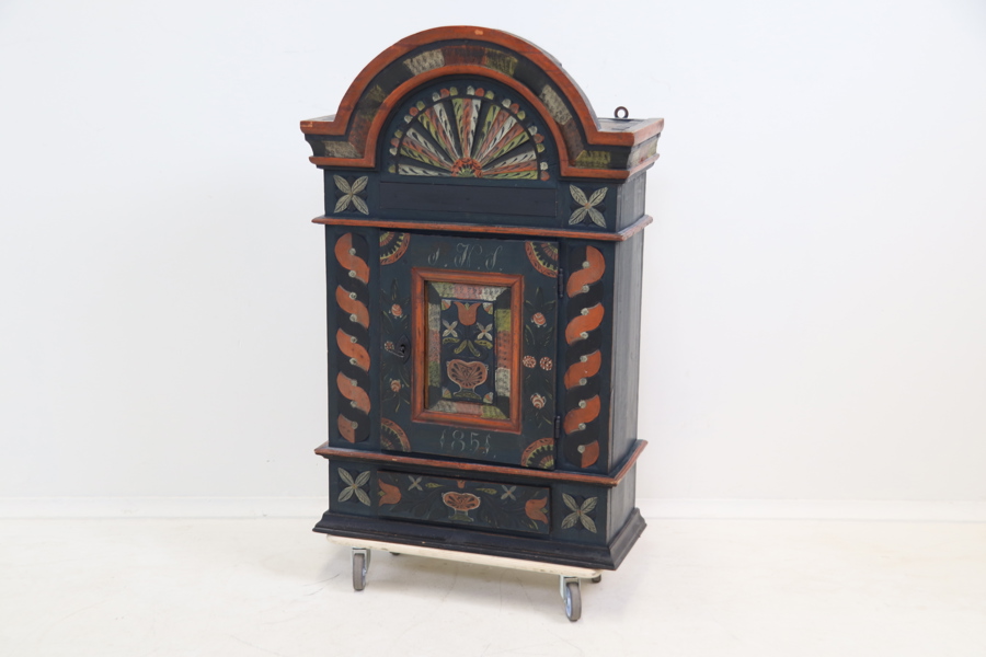 Väggskåp, bemålat trä, skånsk allmoge, troligen Österlen.