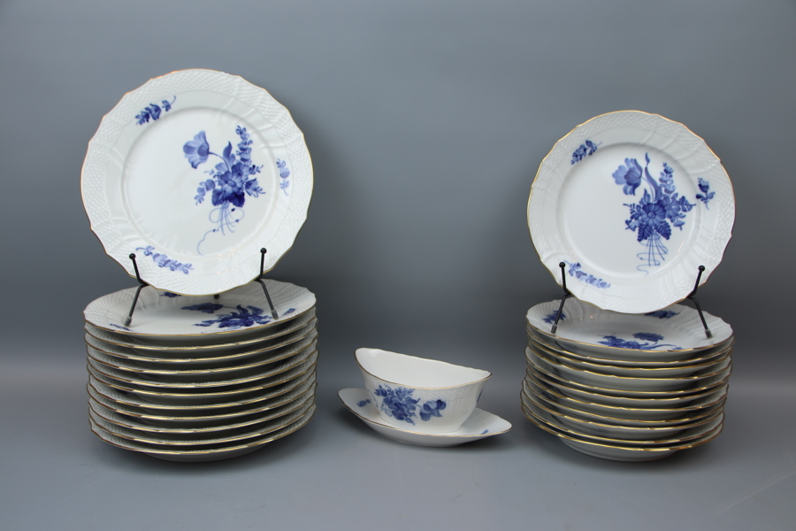 Mattallrikar, assietter och såssnipa, 25 delar, porslin, "Blå Blomst", guldkant, Royal Copenhagen.