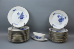 Mattallrikar, assietter och såssnipa, 25 delar, porslin, "Blå Blomst", guldkant, Royal Copenhagen.
