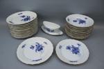 Mattallrikar, assietter och såssnipa, 25 delar, porslin, "Blå Blomst", guldkant, Royal Copenhagen.
