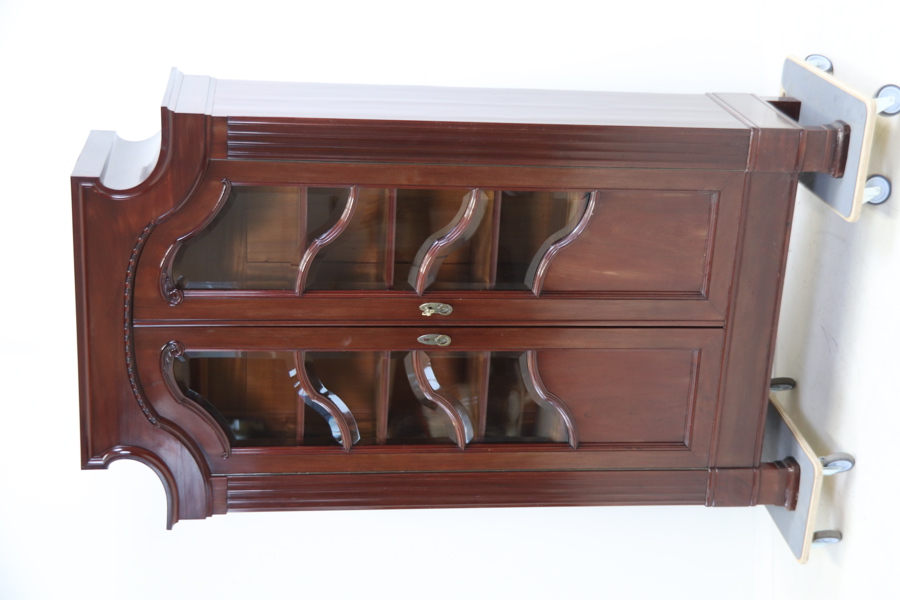 Vitrinskåp, 4 hyllor, mahogny/glas.