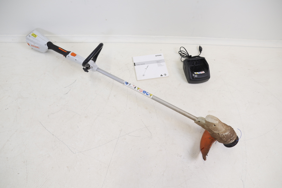 Grästrimmer, STIHL FSA 56, samt laddare.