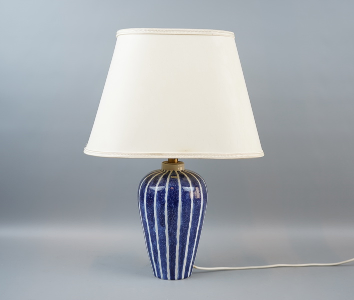 Bordslampa, keramik, omgjord från vas av Ingrid Atterberg, Upsala Ekeby, 1900-tal.