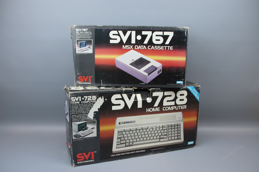 Hemdator SVI 728, och kassettbandspelare SV 767.