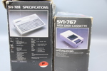 Hemdator SVI 728, och kassettbandspelare SV 767.
