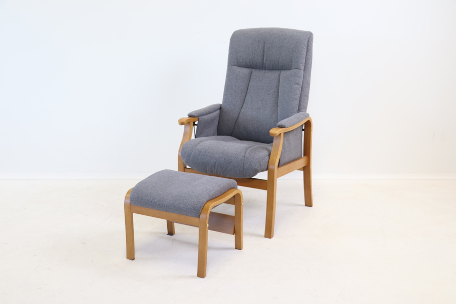 Fåtölj med fotpall, trä/textil, "Rune", Mio.