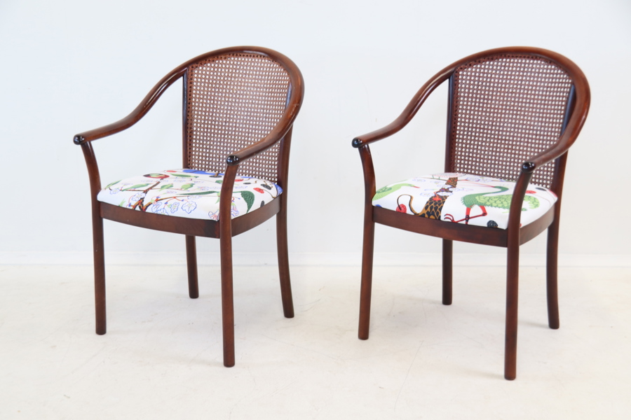 Karmstolar, ett par, trä/rotting, sitsar "Gröna fåglar", Josef Frank, Svenskt Tenn.