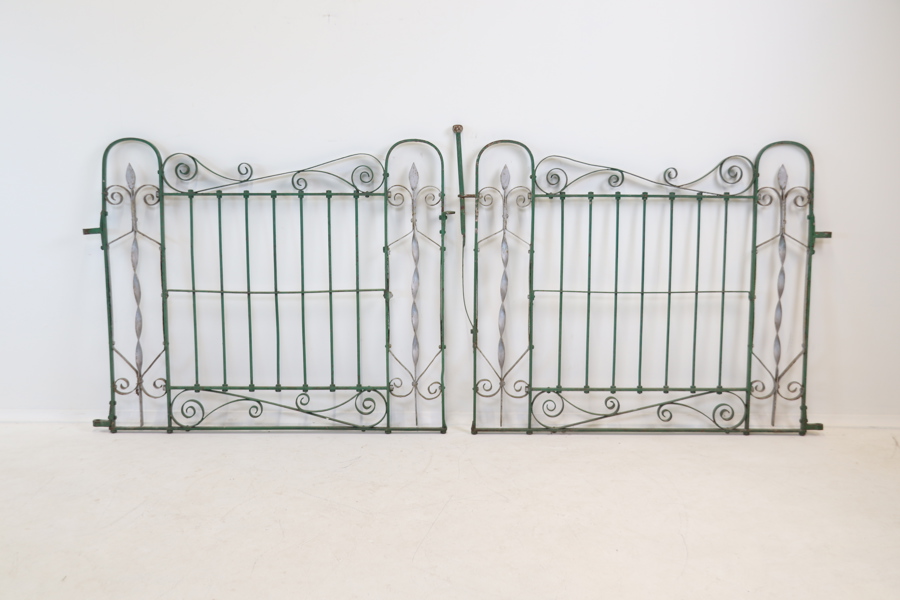 Grindar, ett par, metall.