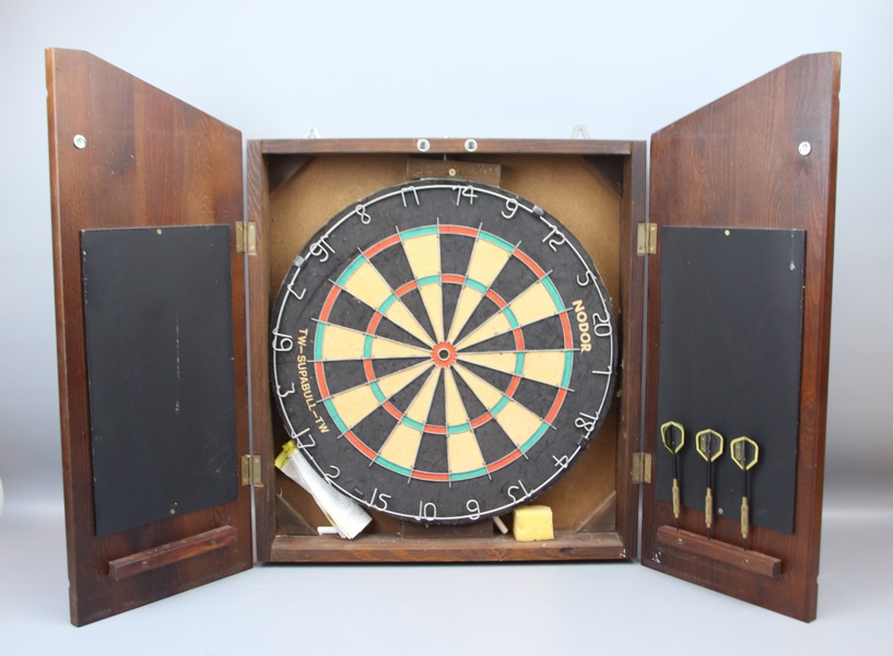 Darttavla i skåp, samt 3 pilar.