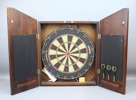 Darttavla i skåp, samt 3 pilar.