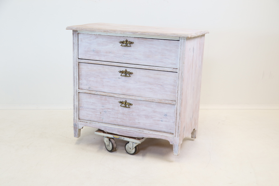 Byrå, 3 lådor, trä.