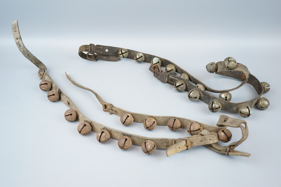 Bjällerkransar, 2 st, läder/metall.