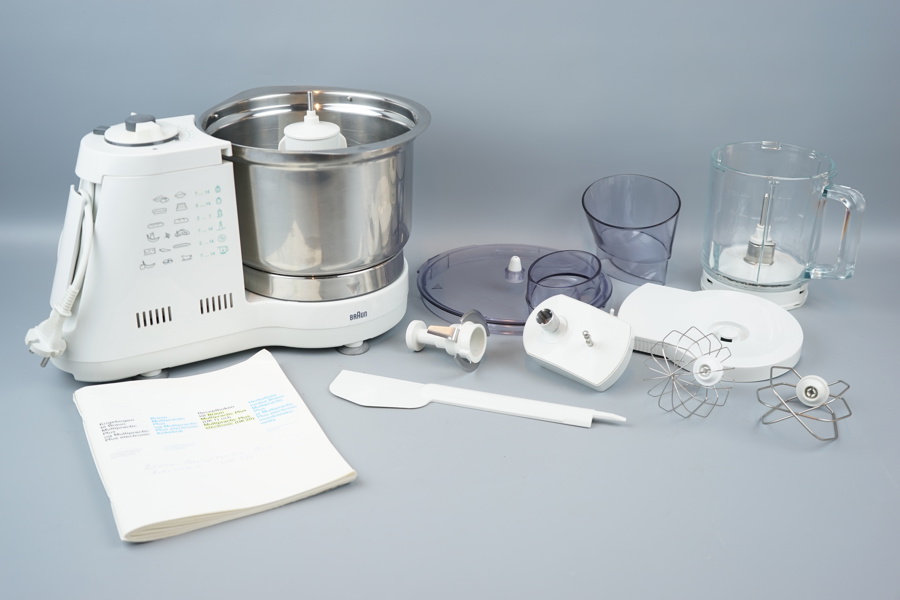 Köksmaskin, Braun 3210, samt tillbehör.
