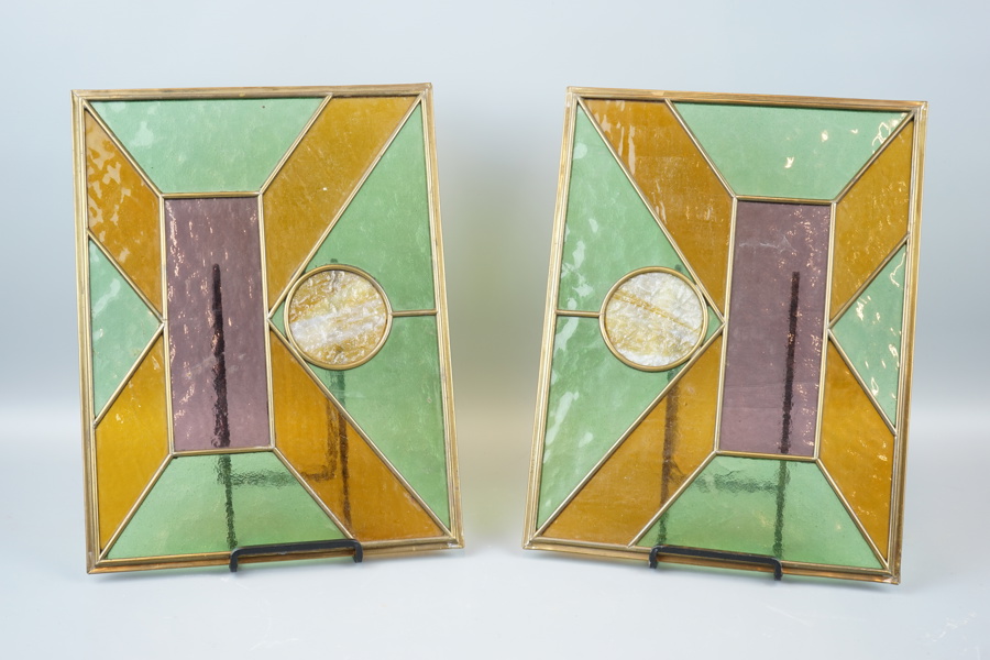 Fönster, ett par, mässingsinfattat glas.