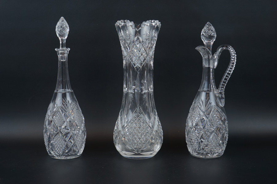 Karaffer och vas, 3 delar, skärslipat glas.