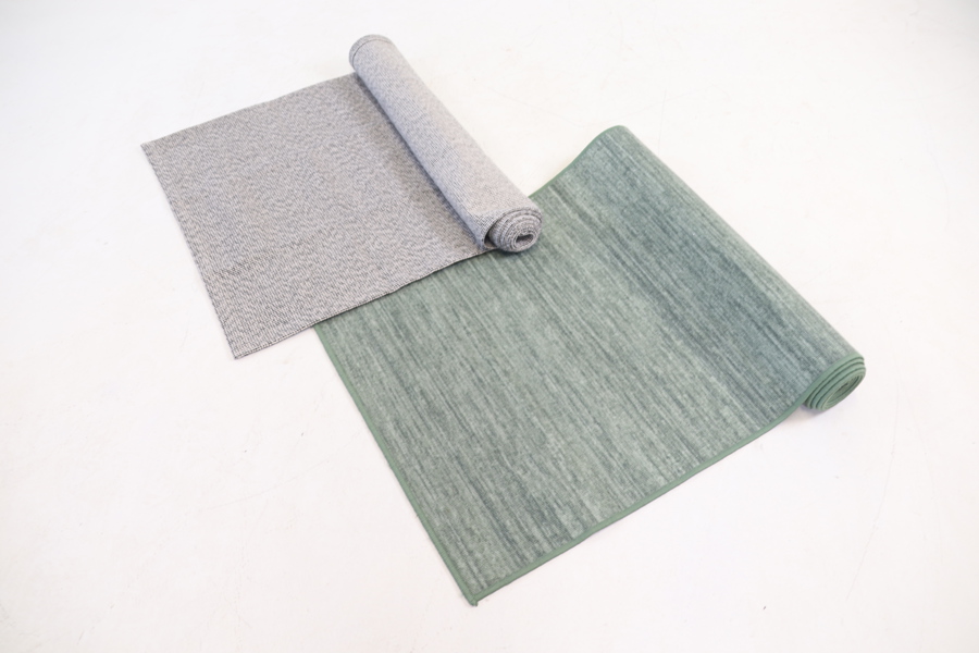 Gångmattor, 2 st, textil/plast.