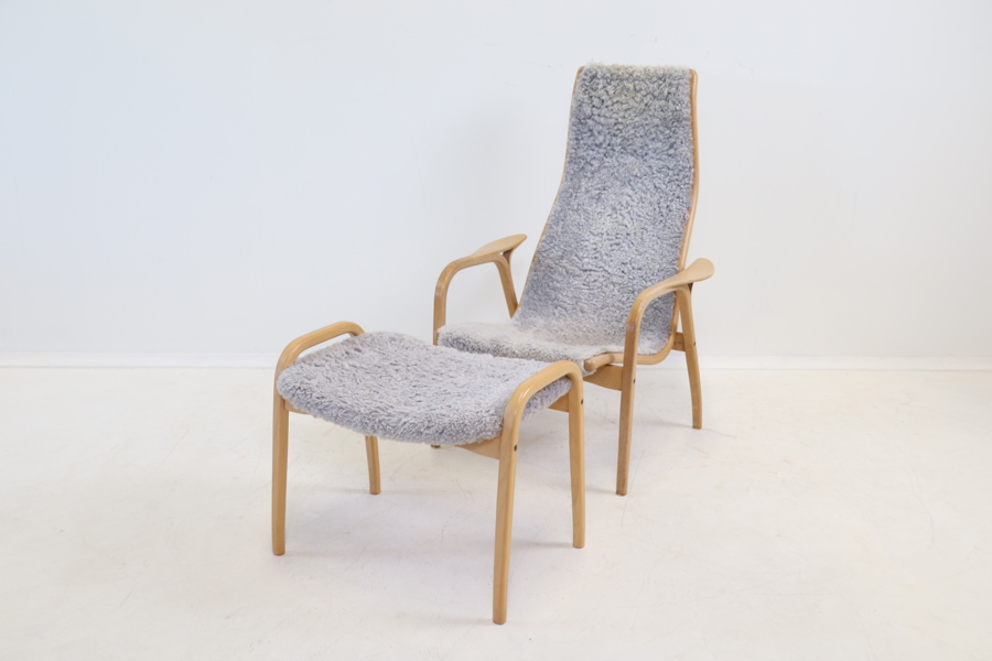 Yngve Ekström, fåtölj samt fotpall, ek/fårskinn, "Lamino", Swedese, 1900-talets andra hälft.