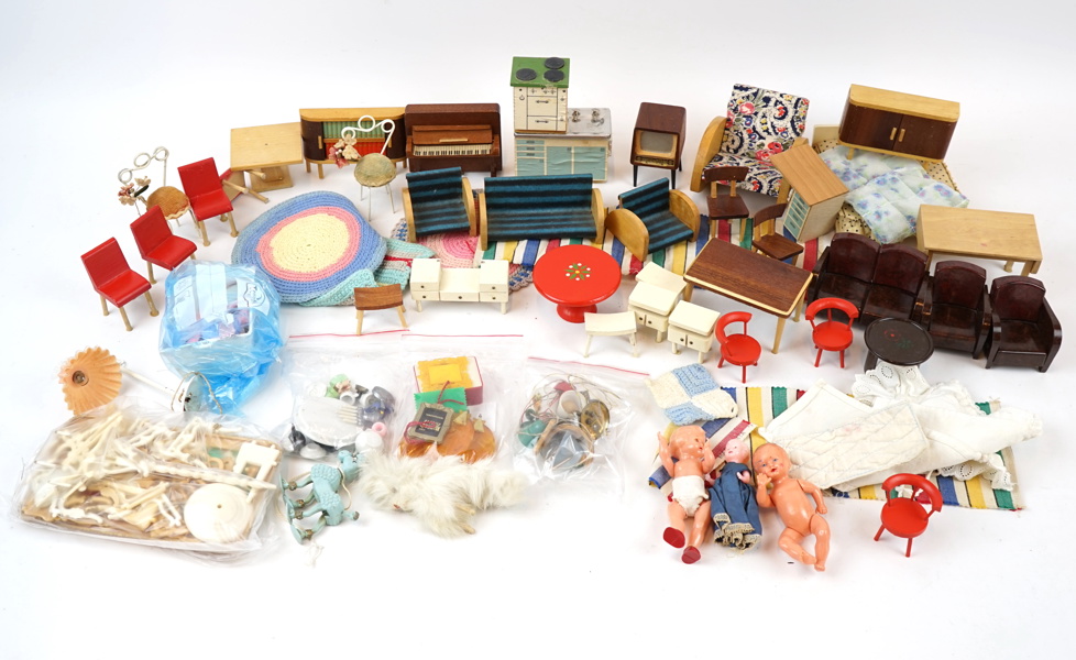 Dockskåpsmöbler och dockor, ett parti.