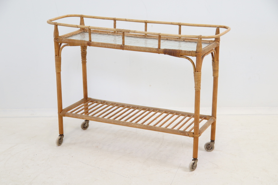 Blomsterbord på hjultrissor, trä/glas.