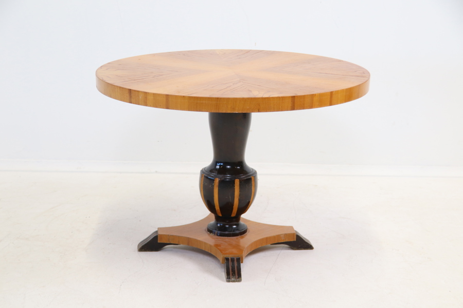 Pelarbord, trä, 1900-talets mitt.