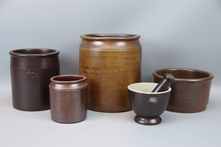 Krus och mortel med stöt, 5 delar, keramik, bl.a Höganäs.