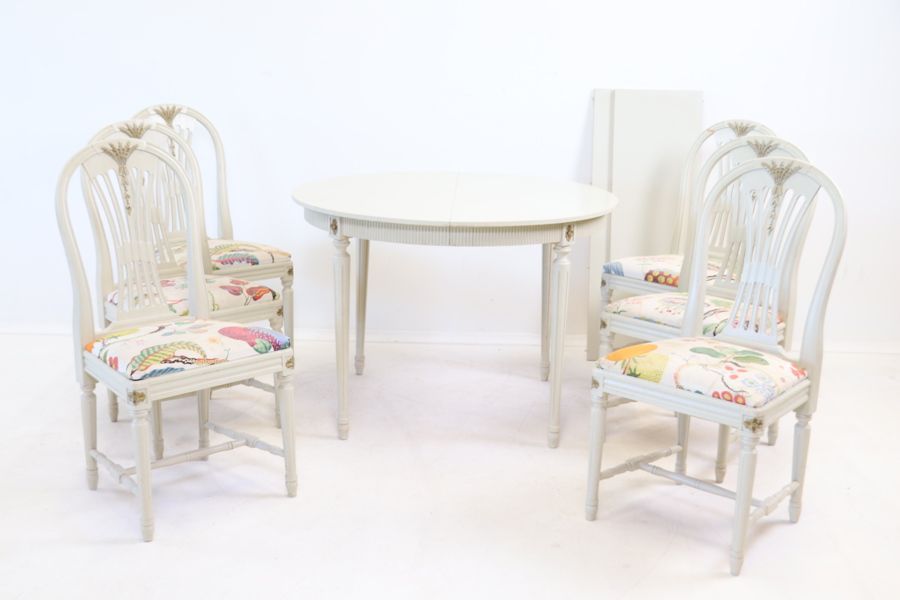 Bord samt stolar, 7 delar, trä/textil, sitsar klädda i "Vegetable Tree", Josef Fransk, Svenskt Tenn.