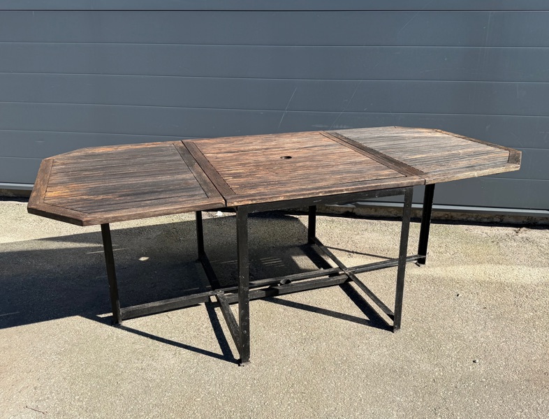 Trädgårdsbord med klaffar, trä/metall.