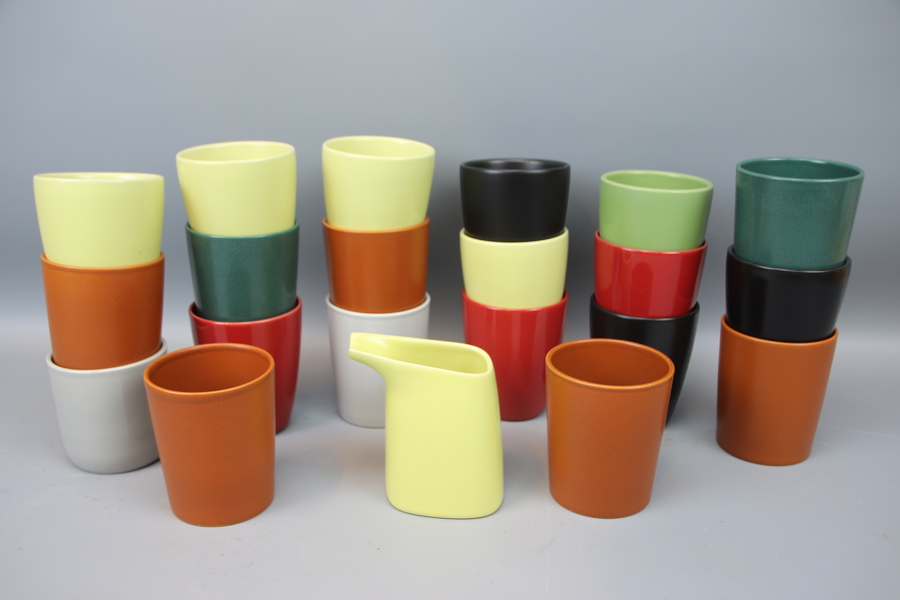 Muggar och gräddkanna, 21 delar, olika modeller, stengods, Höganäs Keramik.