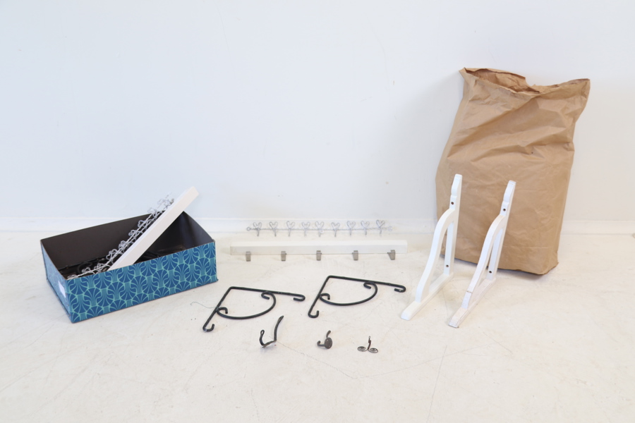 Hyllkonsoler m.m, ett parti, trä/metall.