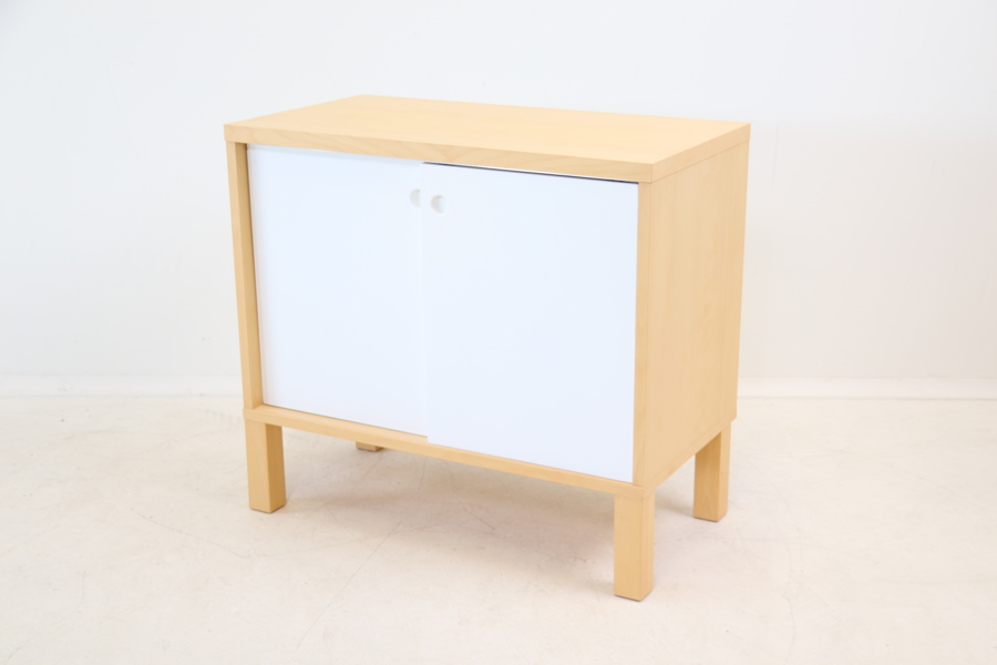 Skåp med skjutdörrar, trä.