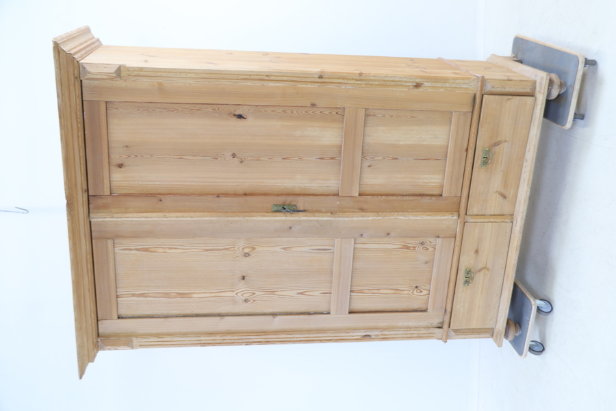 Skåp, avlutad furu.