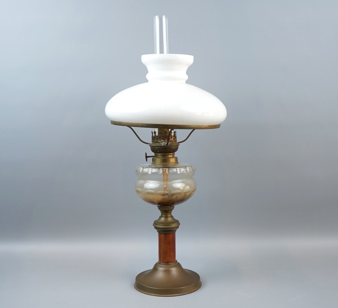 Fotogenlampa, glas/metall.