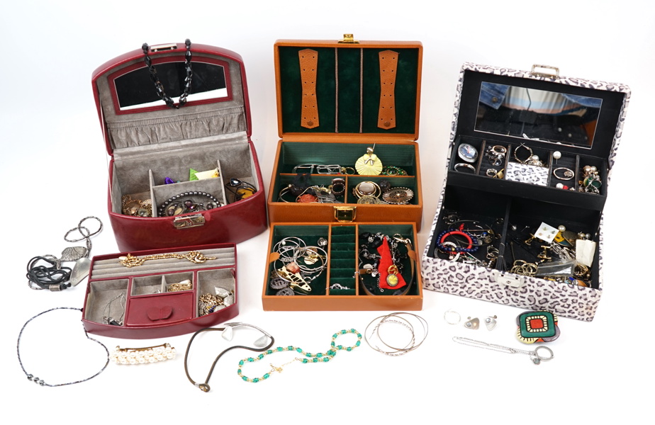 Bijouterier, ett parti, silver förekommer.