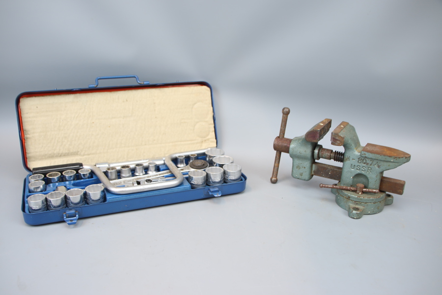 Hylsnyckelsats, Elora, samt skruvstäd, KM, USSR.