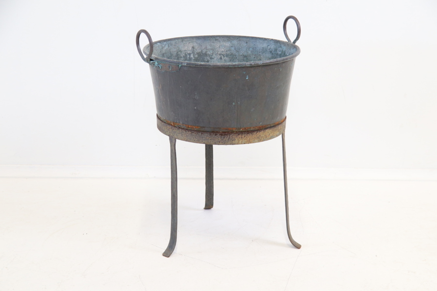 Gryta på ställning, metall.