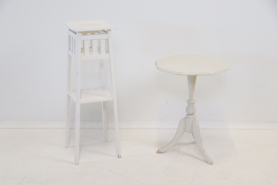 Piedestal samt pelarbord, bemålat trä.