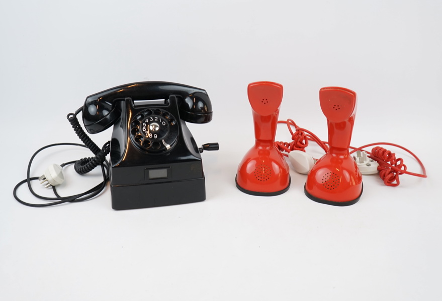 Telefoner, 3 st, plast och bakelit, bl.a Kobratelefoner.