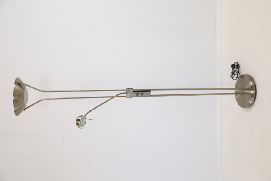 Golvlampa, 2 ljuskällor, undre lampa justerbar, metall.