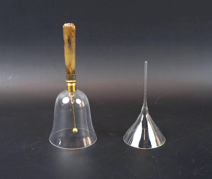 Estrid Ericson, bordspingla, glas/mässing, samt tratt, Firma Svenskt Tenn, 1900-tal.