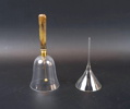 Estrid Ericson, bordspingla, glas/mässing, samt tratt, Firma Svenskt Tenn, 1900-tal.