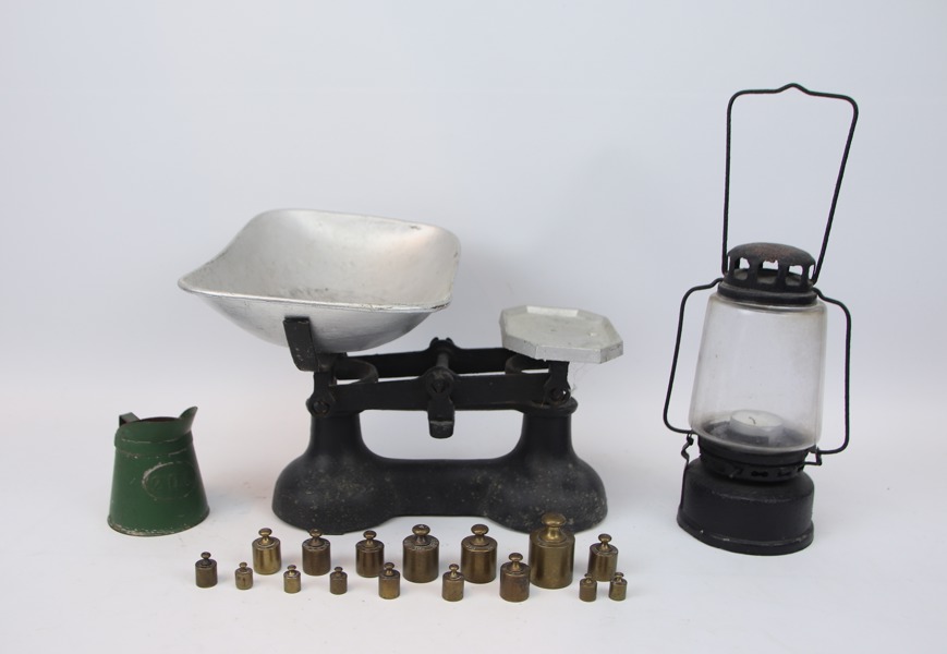 Balansvåg, vikter, kanna, lykta, metall/glas.